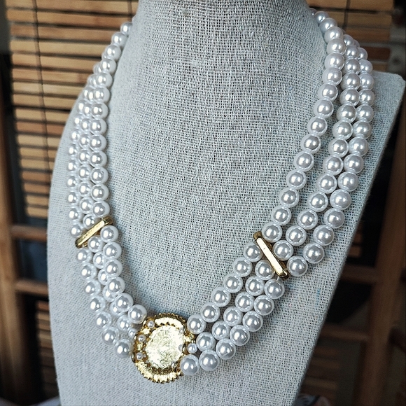 Three 3 Strand Faux Pearl Gold Tone Collar Bib Necklace Clear Rhinestones EUC - Picture 3 of 12